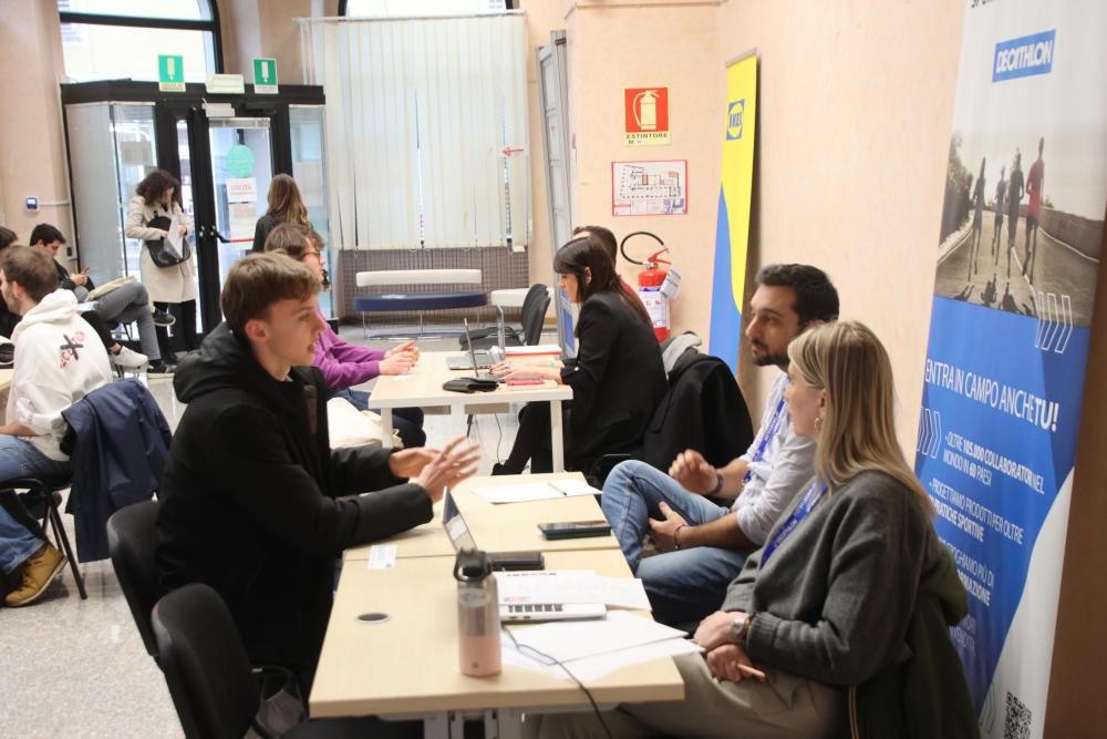 Dvanajst podjetij ponuja šestdeset zaposlitev