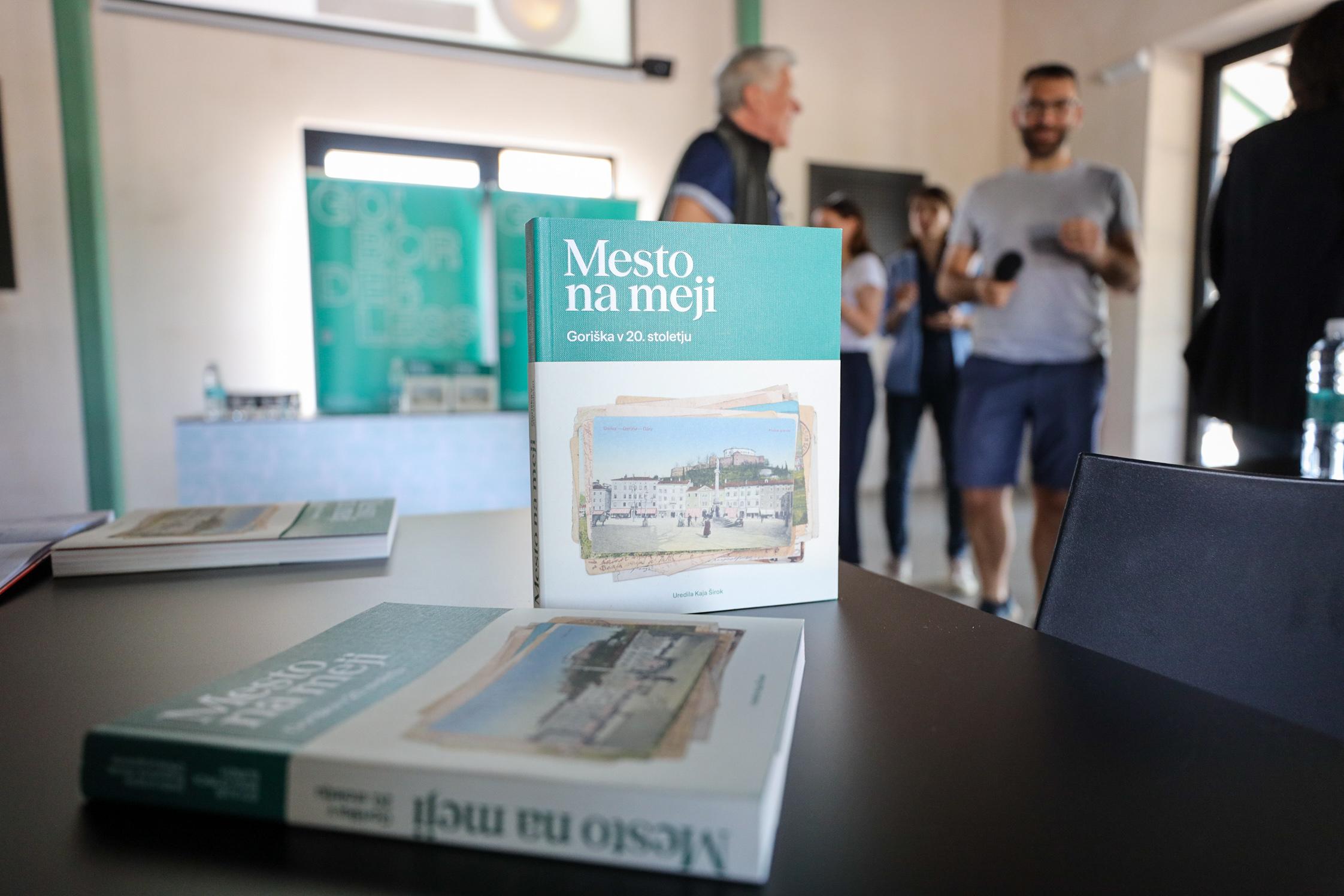 Mesto na meji po novem tudi v knjigi