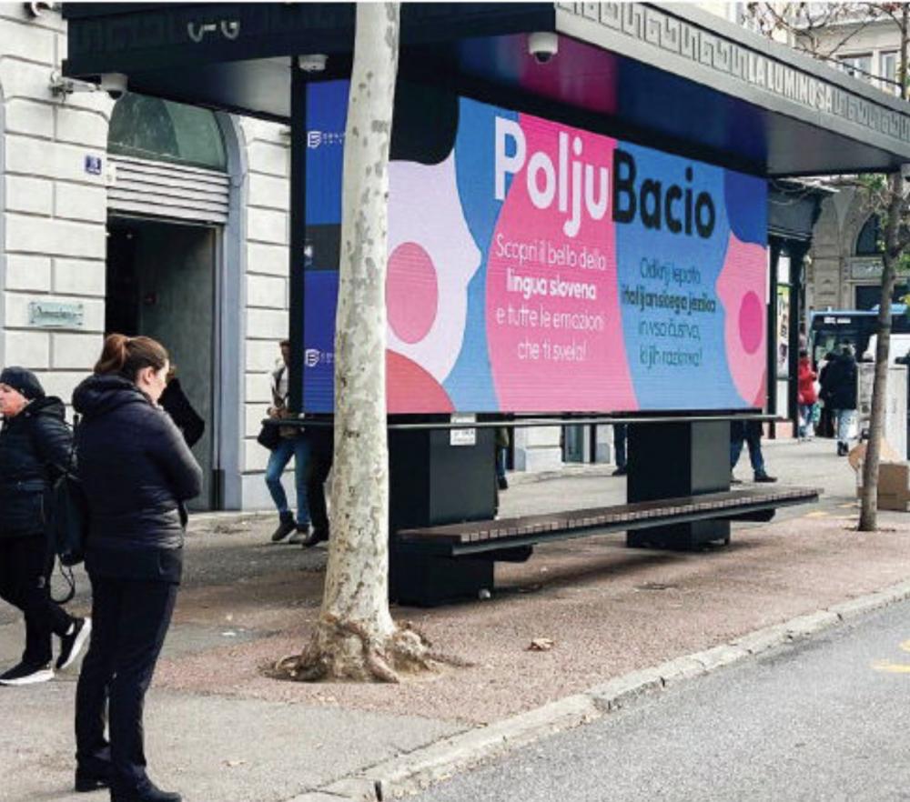 Dvojezični Poljubacio tudi na tržaških ulicah