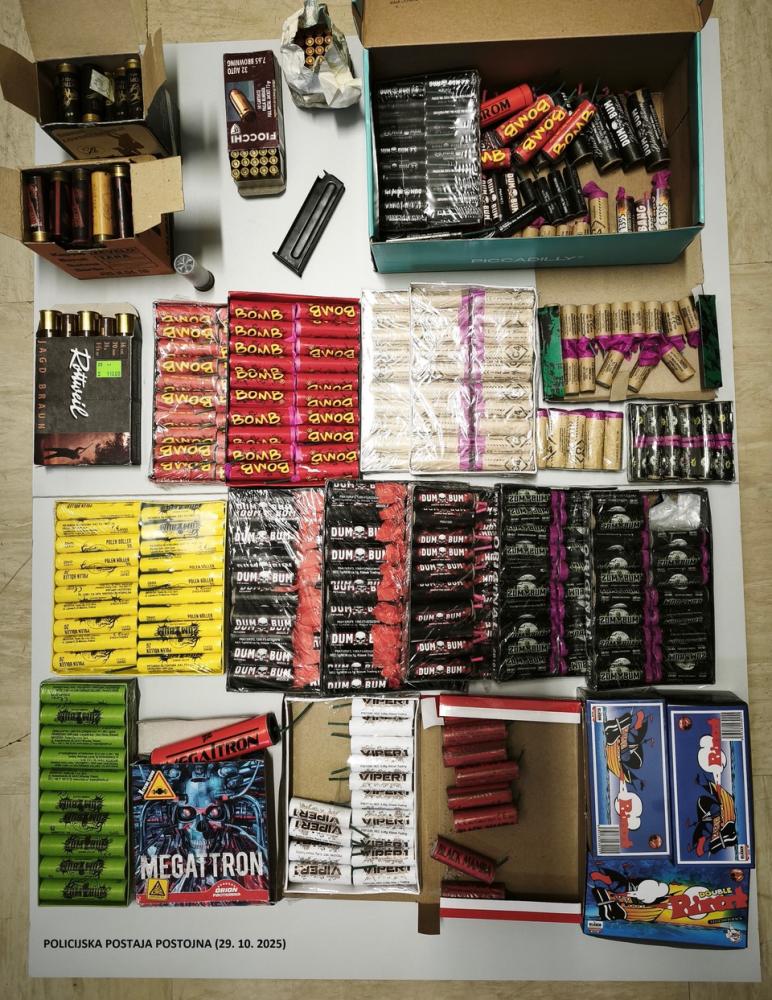 V Postojni streljanje z balkona razkrilo zalogo streliva