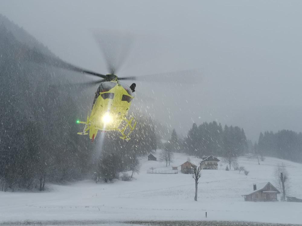 Pohodnico so s helikopterjem reševali v snežnem metežu