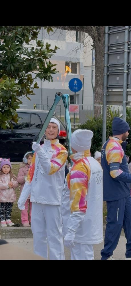 Olimpijsko baklo nosila cela družina