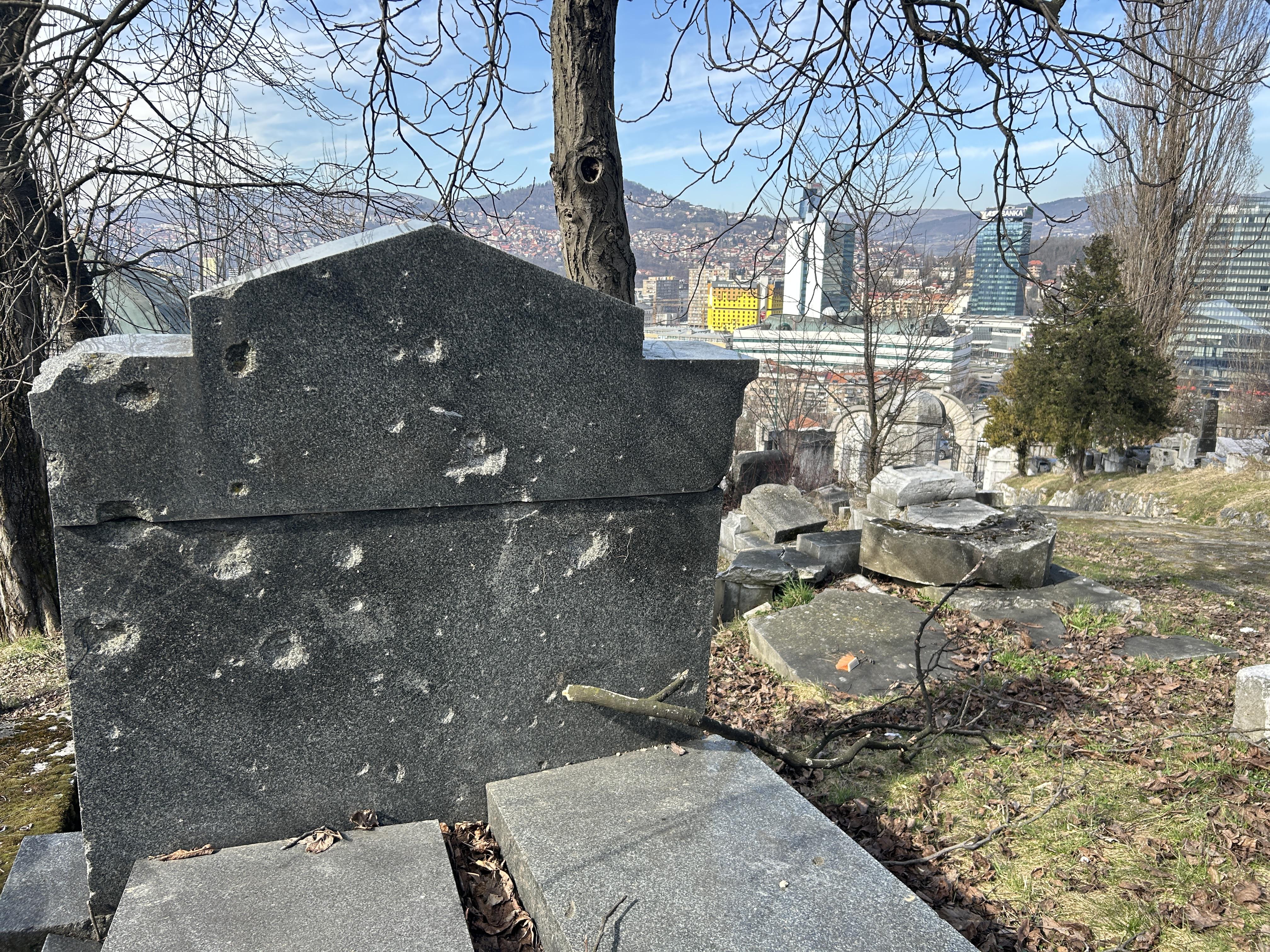 Skoraj štiri leta granat, smrti in črnega humorja