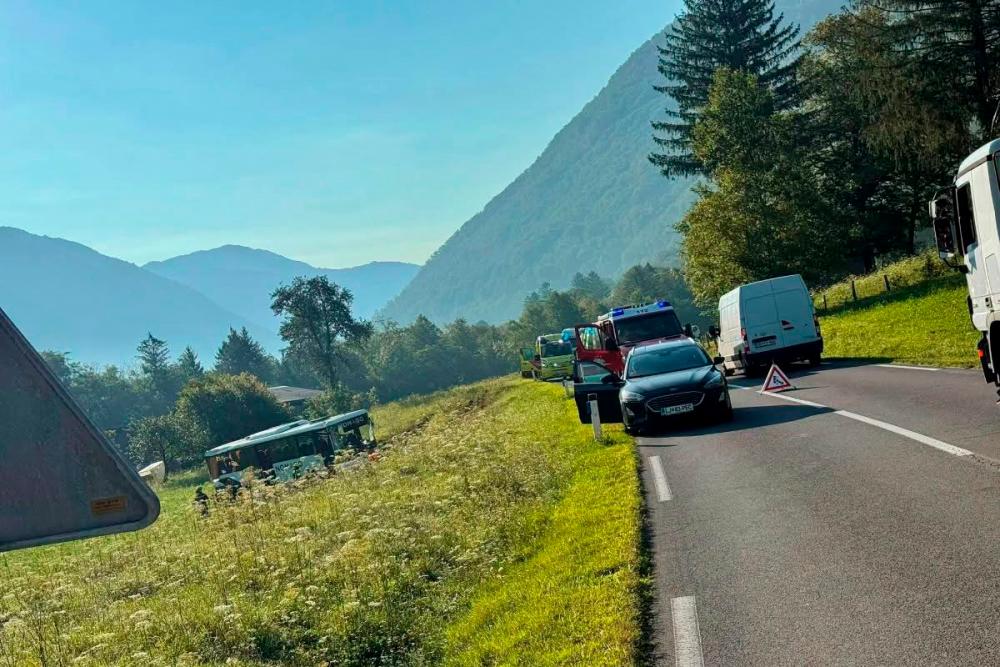 Na cesti med Tolminom in Kobaridom huda nesreča avtobusa