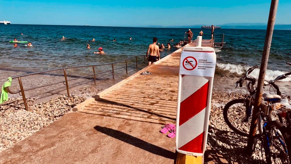 Na dveh mestih v Izoli iz zdravstvenih razlogov odsvetujejo kopanje v morju