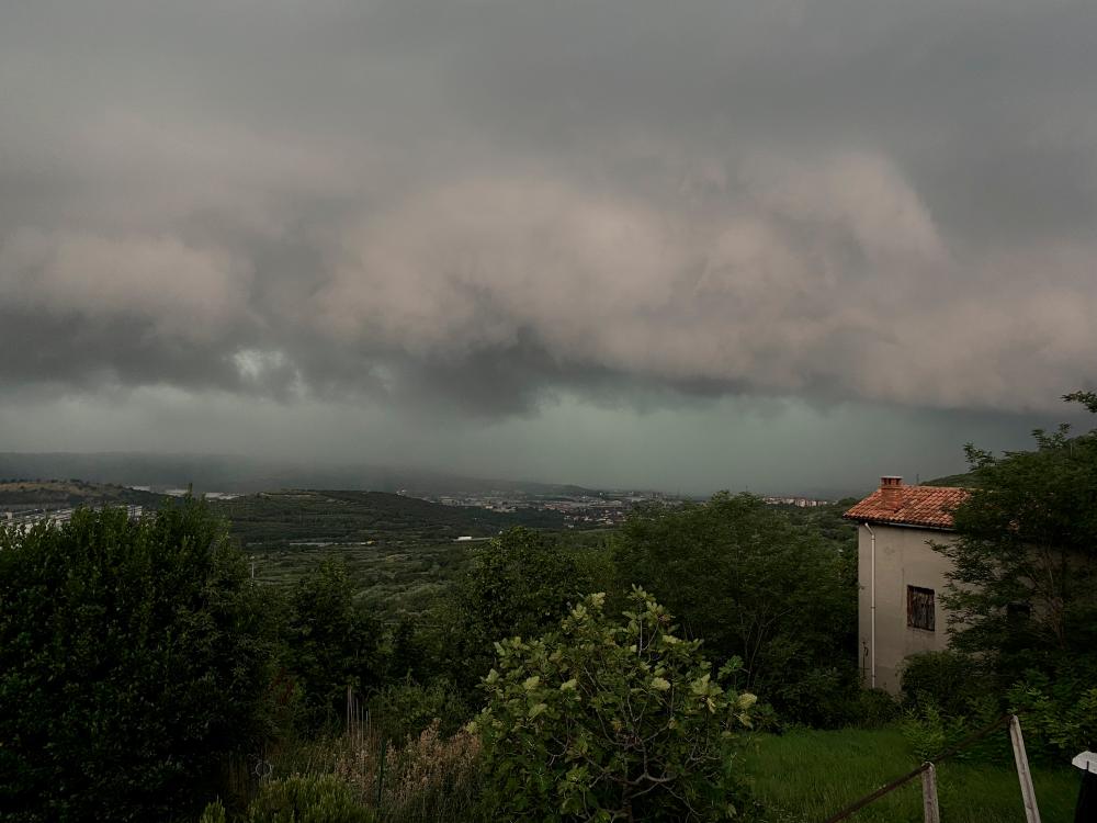 S hladno vremensko fronto bo vročine enkrat za vselej konec