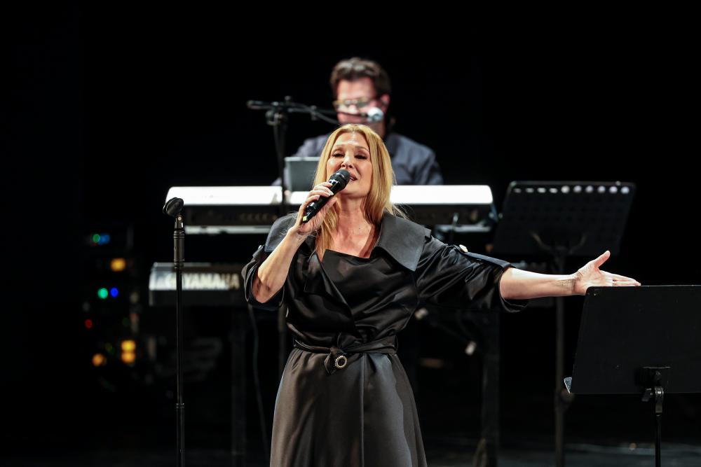 Helena Blagne v Trstu s čustvenimi in razposajenimi popevkami