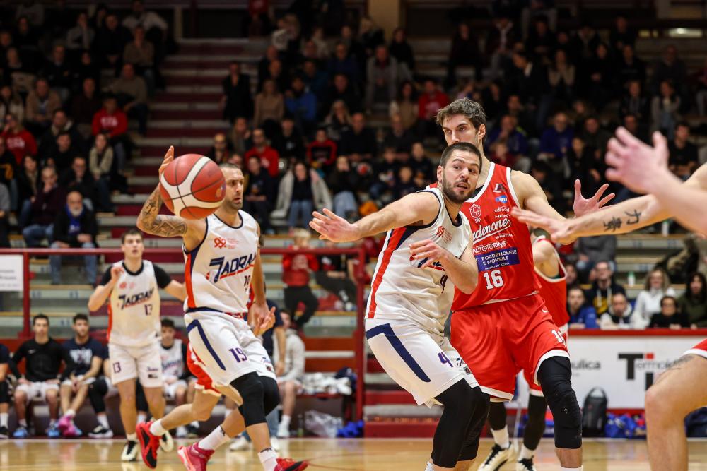 Jadran doma proti vodilnemu