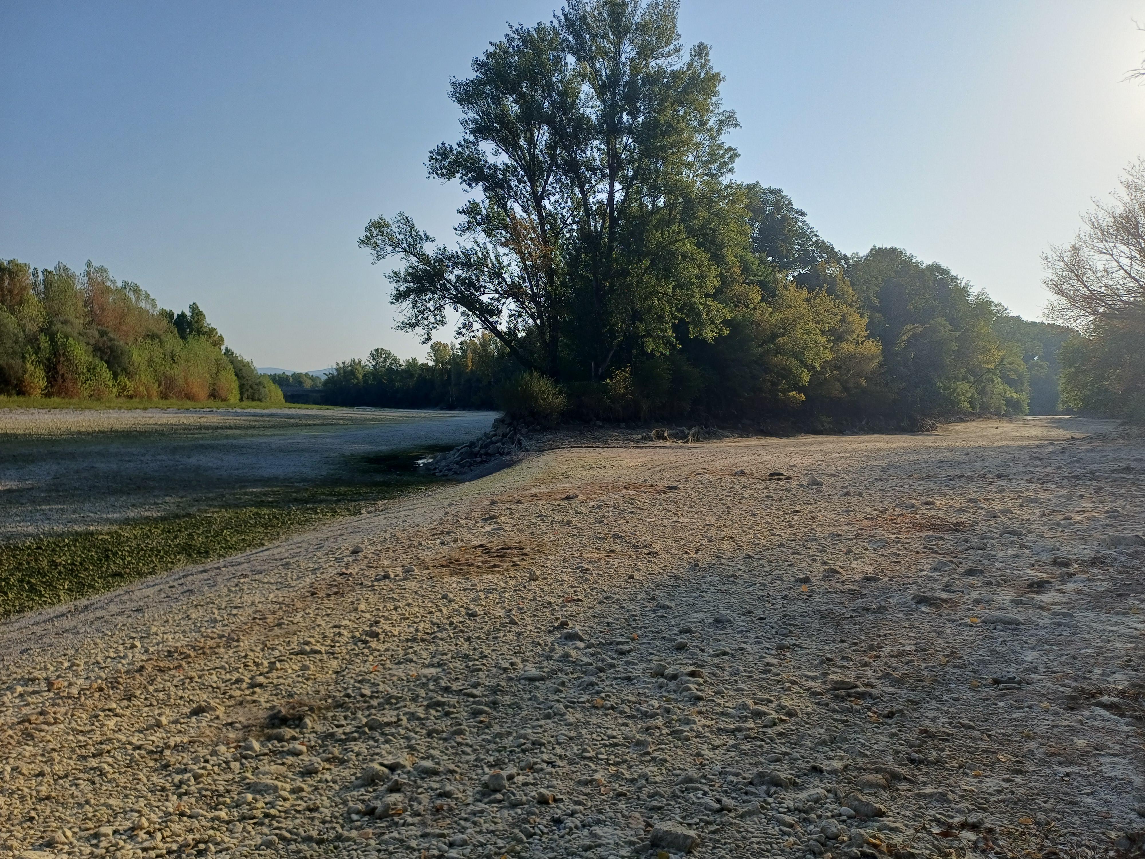Soča pri sotočju z Vipavo poponoma presahnila