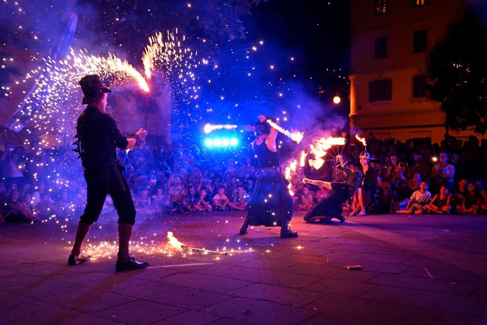 Performativne umetniške prakse vabijo na tržaške trge in parke