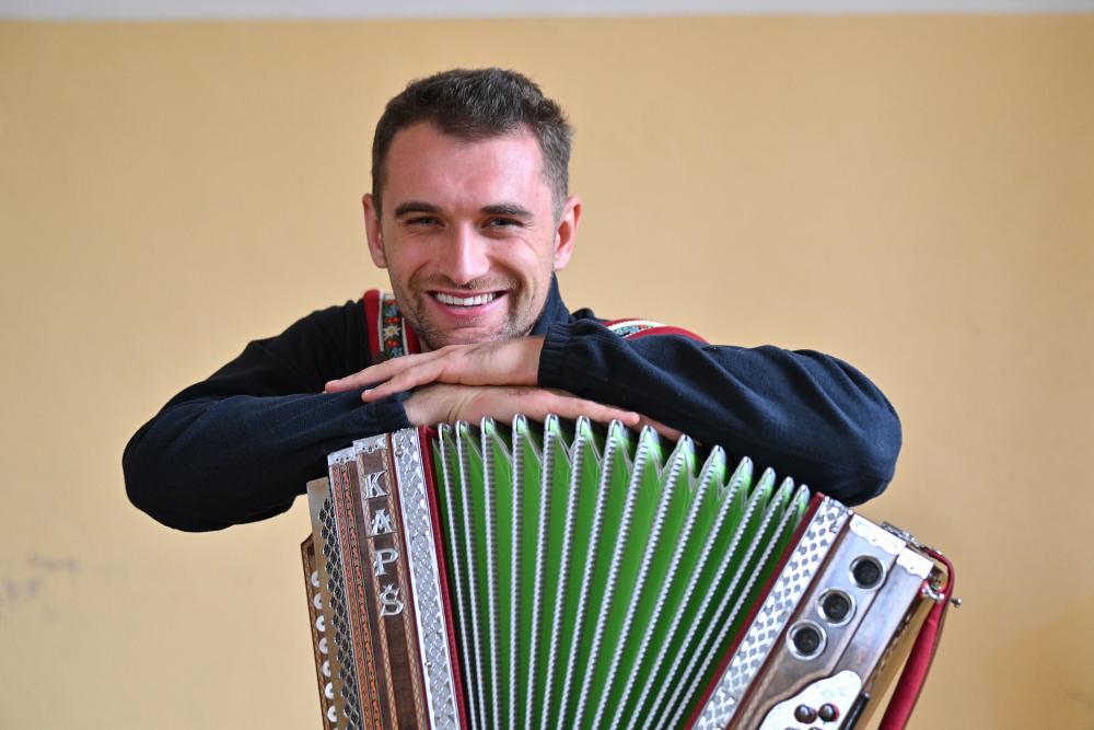 »Ob teh skladbah se starejši takoj počutijo doma«