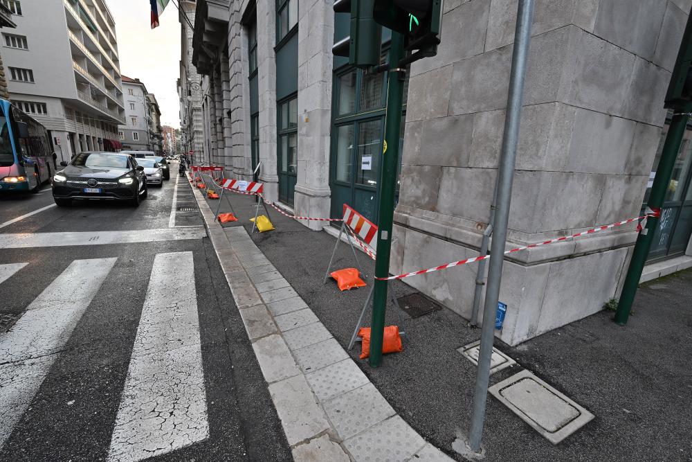 Z Narodnega doma pada omet