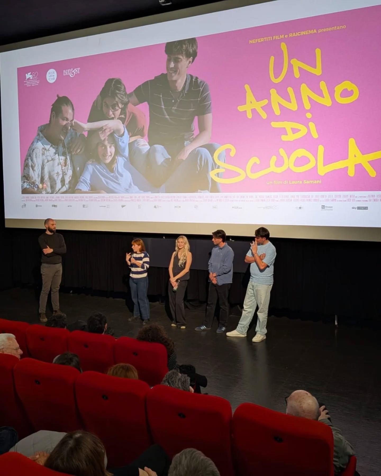 Ko se med tremi prijatelji znajde privlačna Švedinja ...