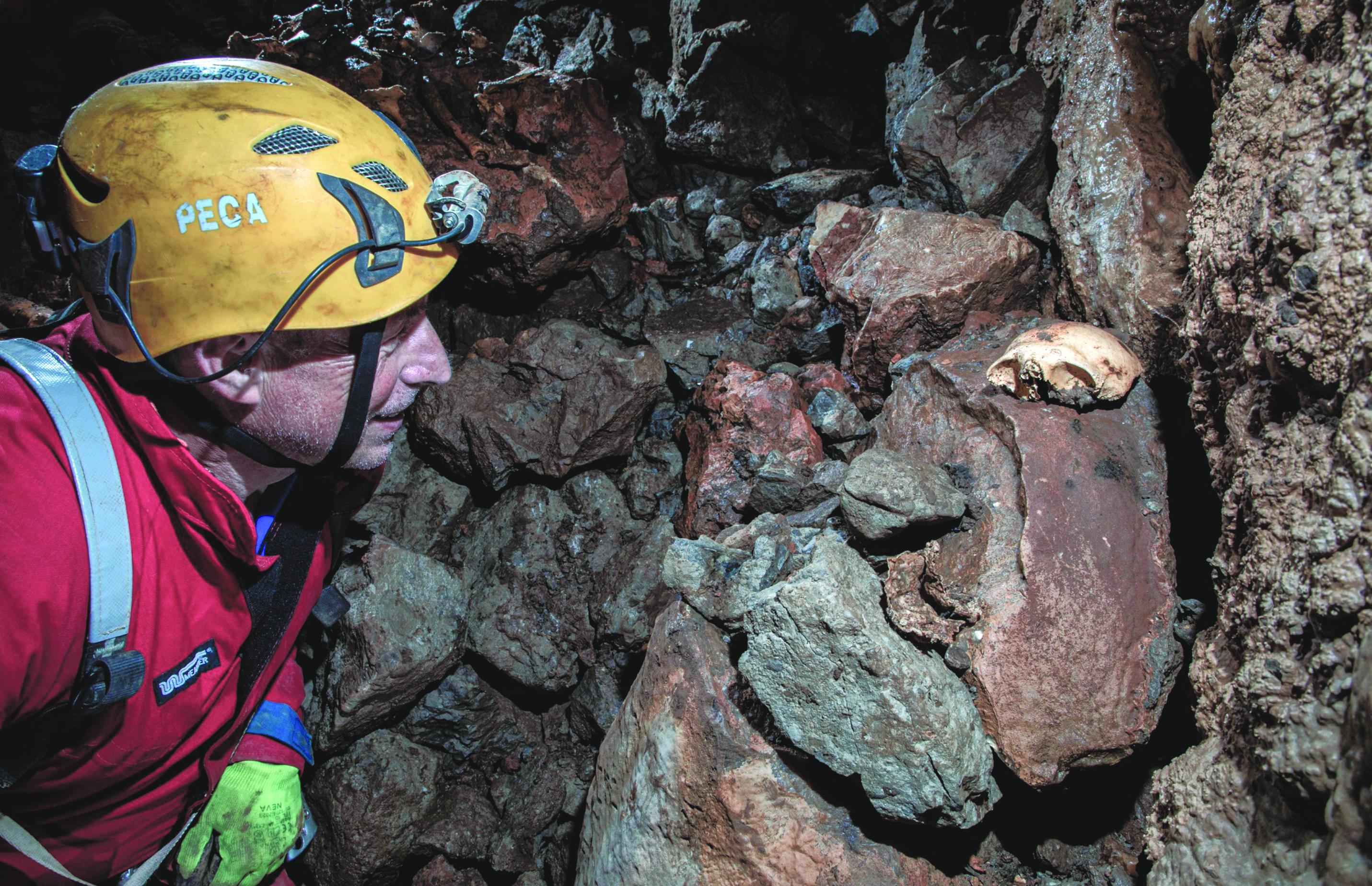 Skrivnostne človeške kosti na dnu Pecove jame
