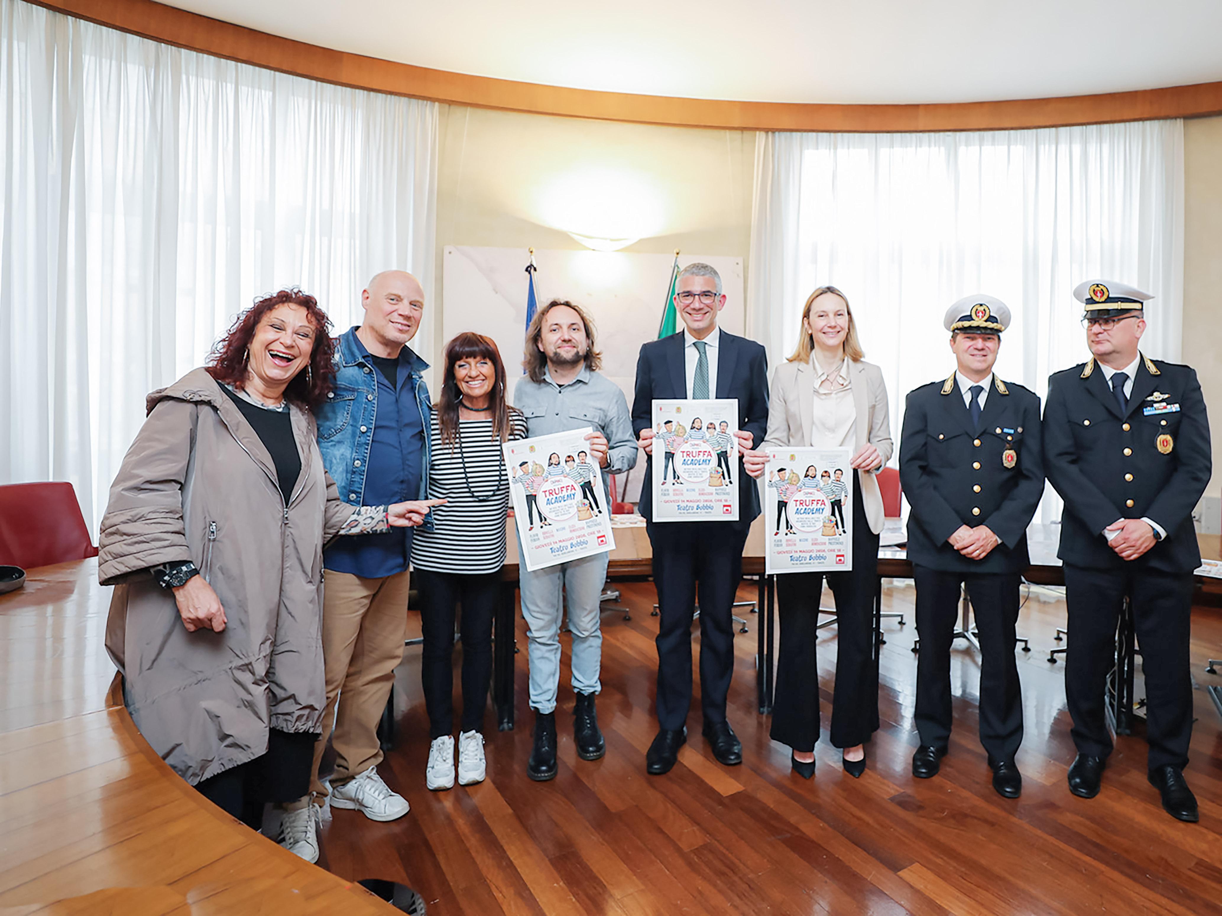 S komedijo in brez sramu proti goljufijam