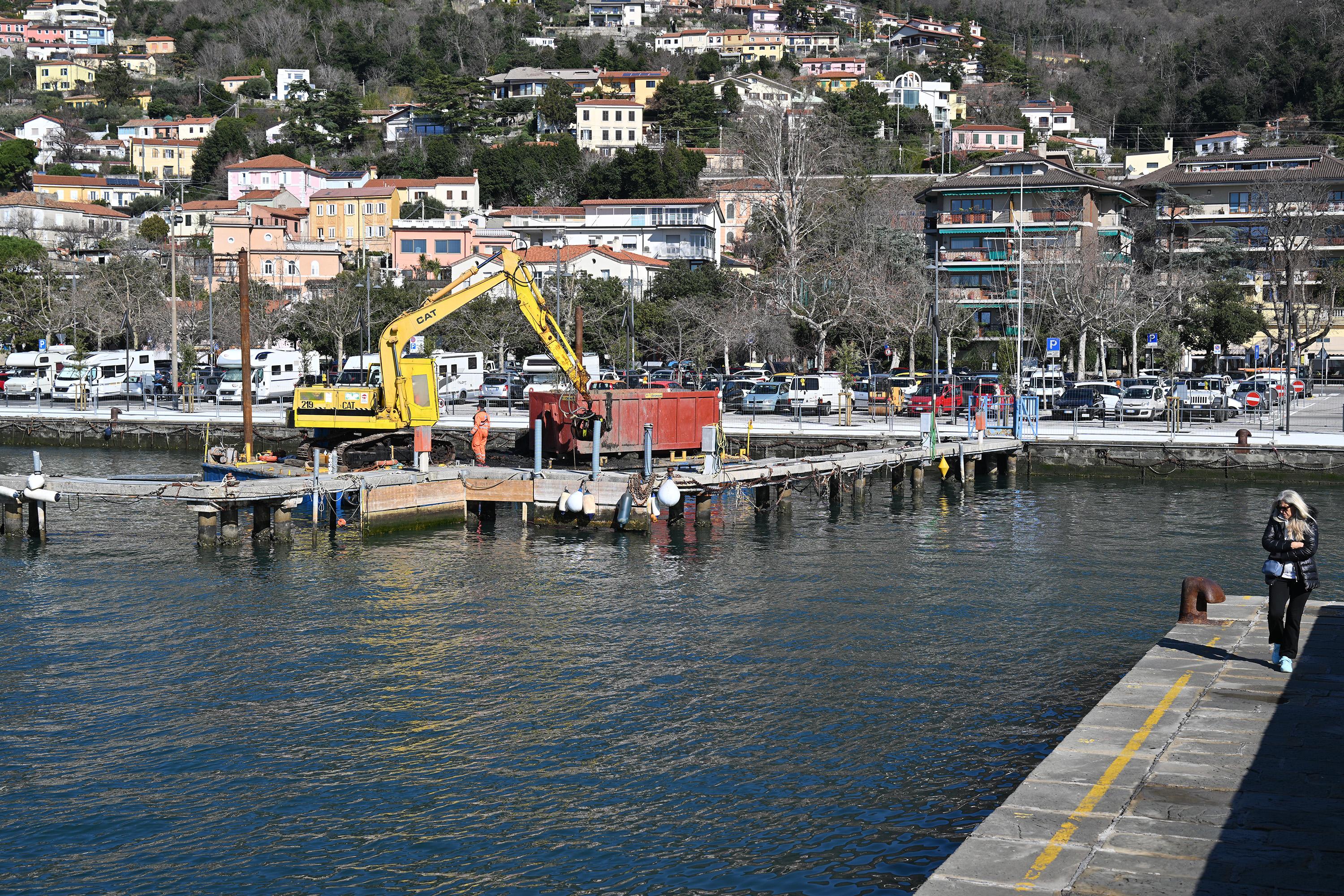 V Barkovljah daljšajo promenado in bagrajo za globlji portič