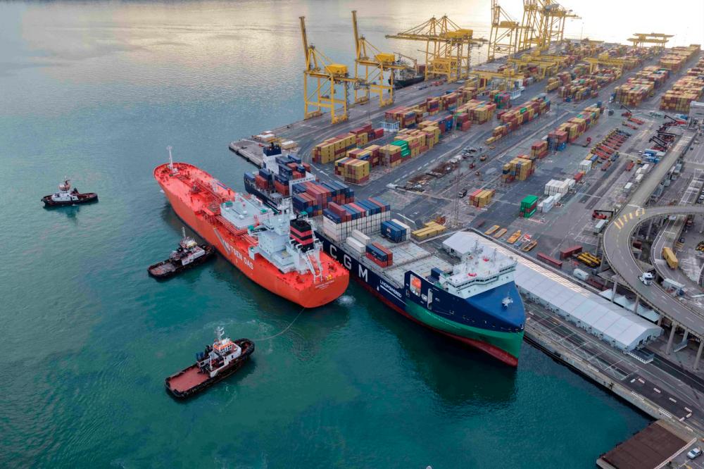 V Trstu prvič v Italiji rezervoar ladje napolnili z utekočinjenim plinom