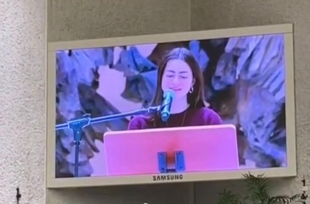 Dijakinja liceja Prešeren prebrala pismo papežu Leonu XIV