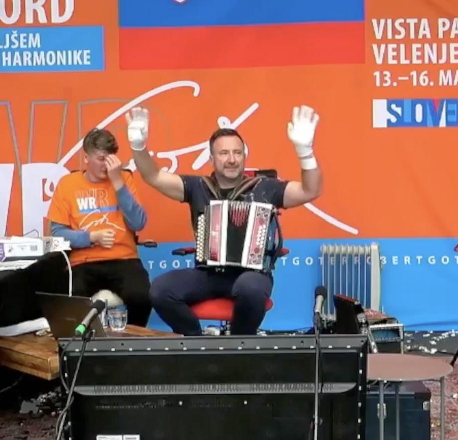 Na harmoniko je igral tri dni in pol