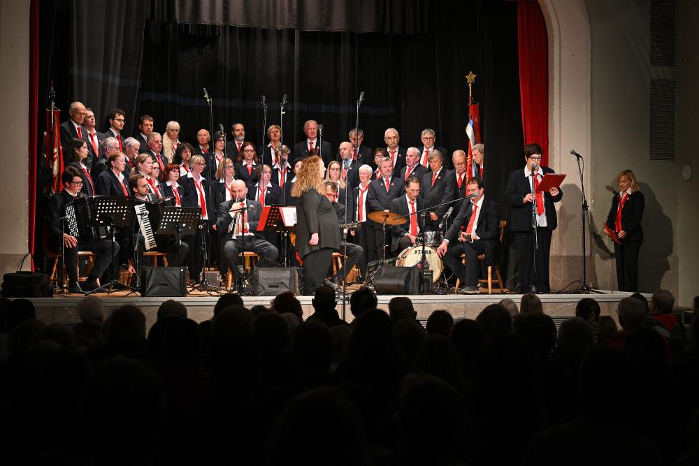 S pesmijo upora so se poklonili lonjerskemu maestru