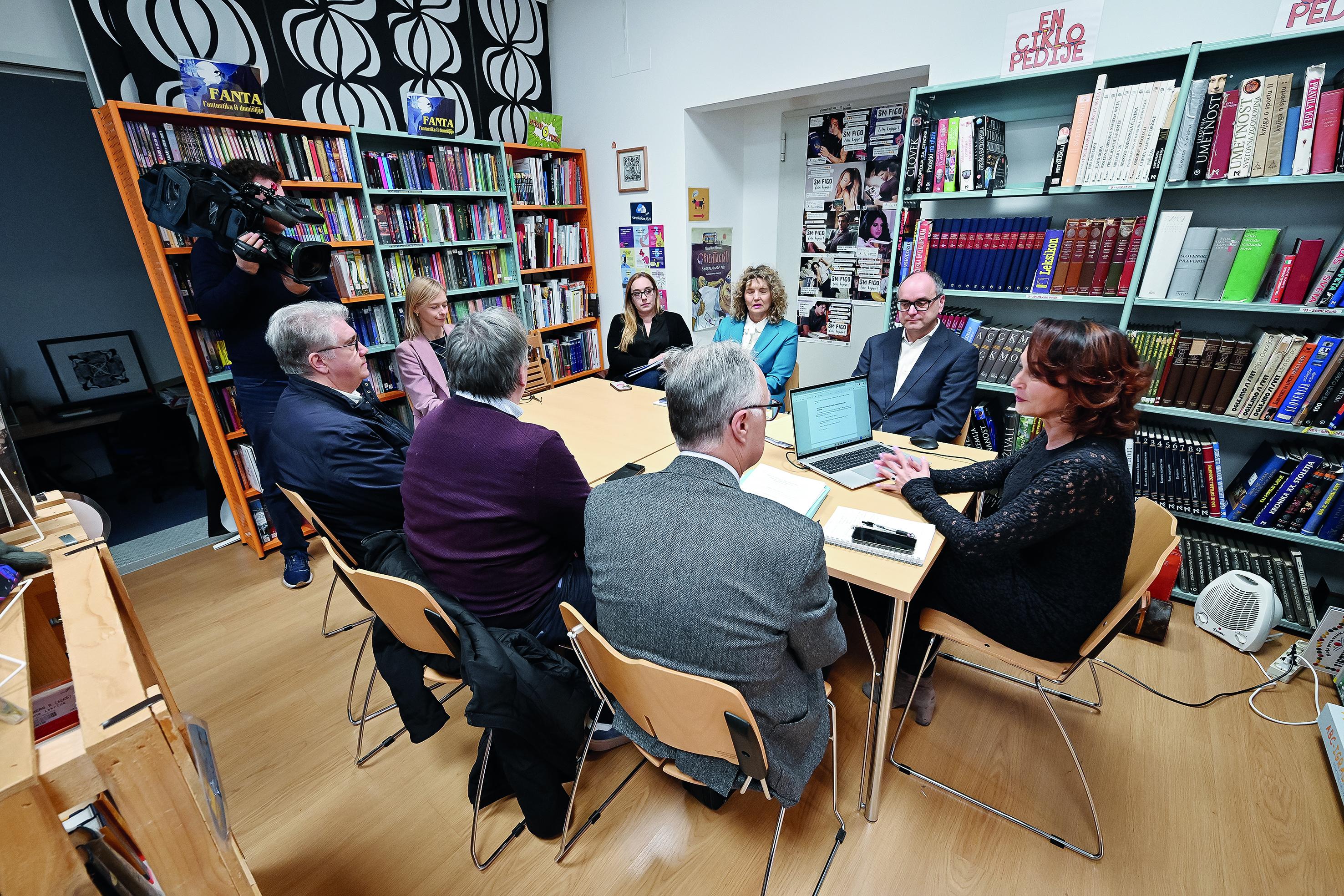 Čakajo na ključe svetoivanskega Narodnega doma