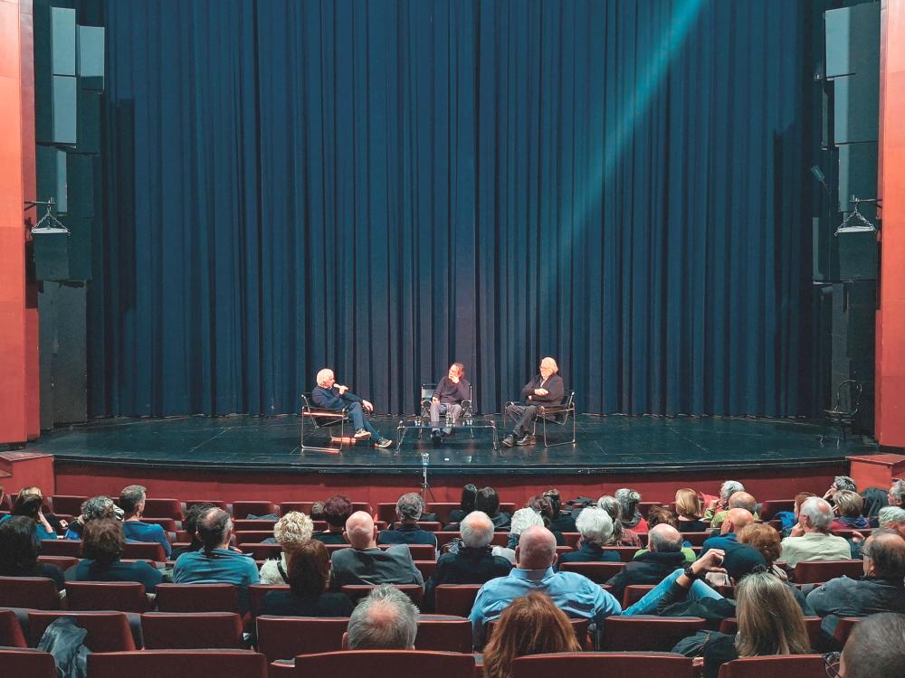 V SNG Nova Gorica so kot uvod v predstavo Boško in Admira priredili srečanje o vojnih grozotah in miru z Ervinom Hladnikom Milharčičem in Andreo Bellavitejem, ki ga je vodil Mirt Komel