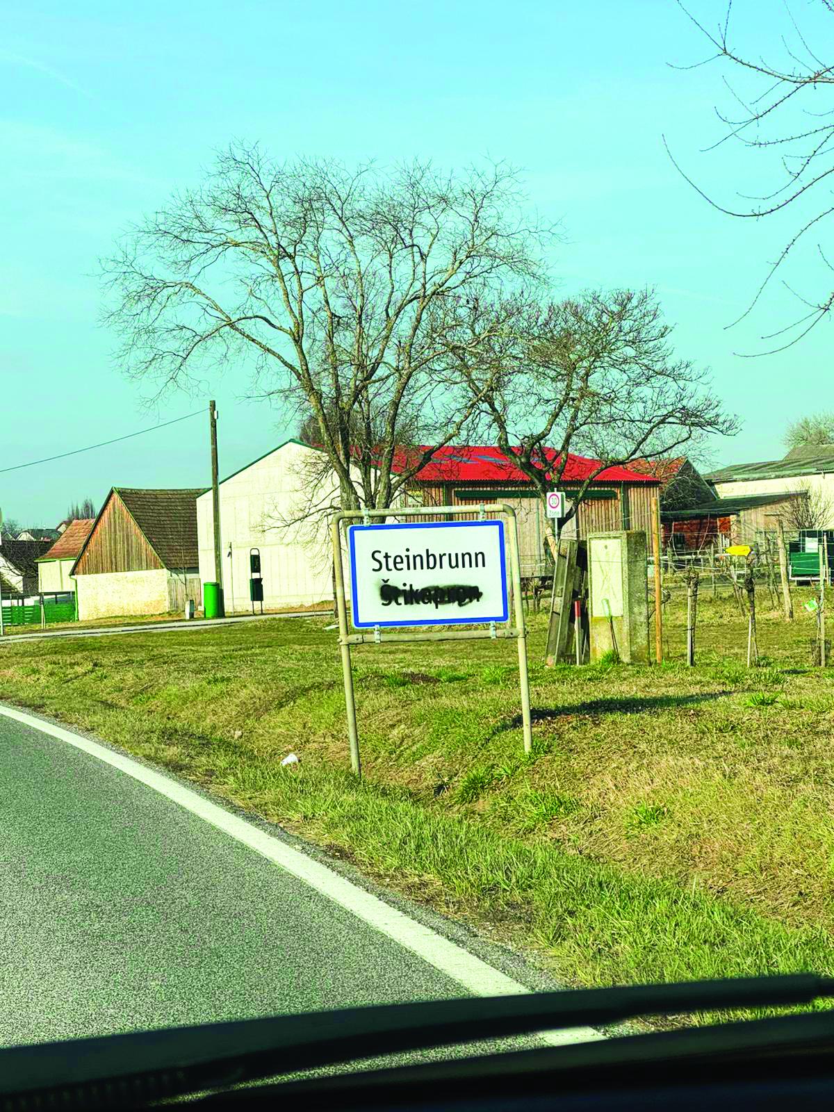 Na Gradiščanskem počečkali dvojezične table