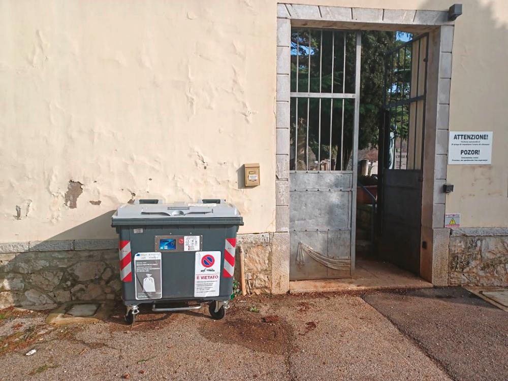 Pametnega zabojnika pred pokopališčem na Proseku ni mogel odpreti