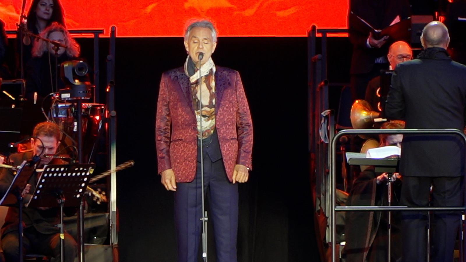 Ob 50-letnici potresa Bocelli zapel v Guminu