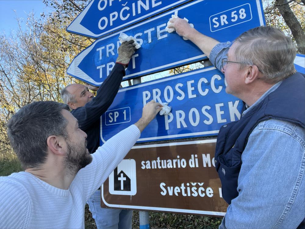 Predstavniki Slovenske skupnosti so očistili smerokaze