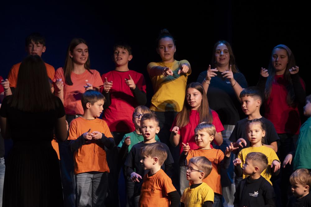 »Pojte na ves glas in kar vas je!«