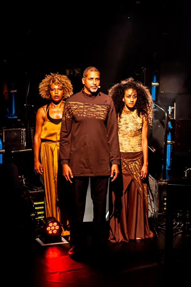 Sugestivno potovanje po Afriki skozi predsodke kolonializma