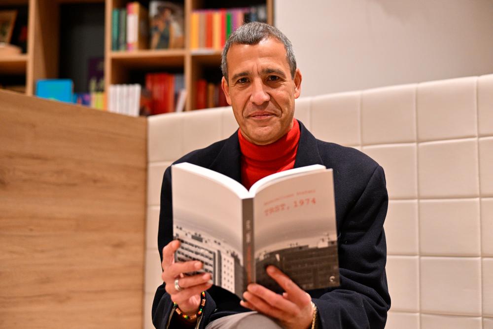 Roman uvaja bomba, ki je leta 1974 eksplodirala na slovenski šoli v Trstu