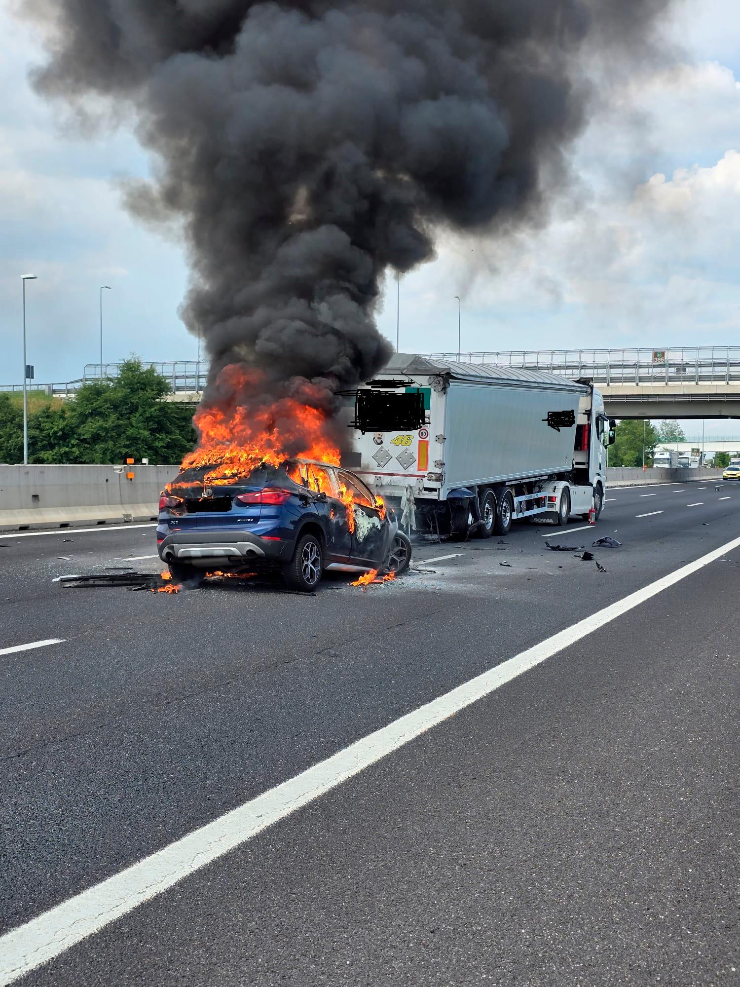 Po trčenju v tovornjak na avtocesti A4 v gorečem avtomobilu umrl voznik