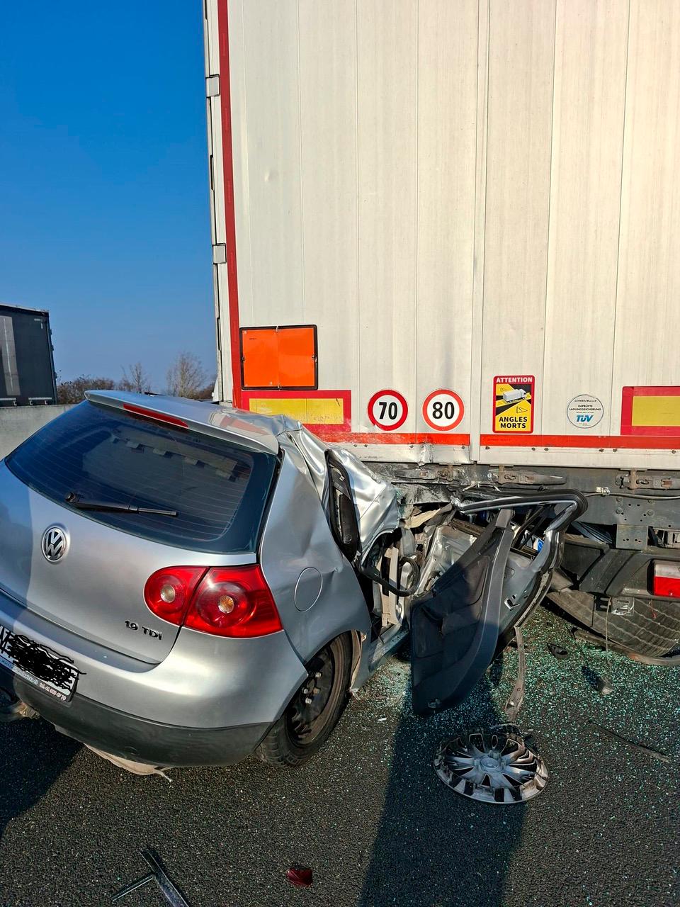 V nesreči na avtocesti A4 umrli dve osebi