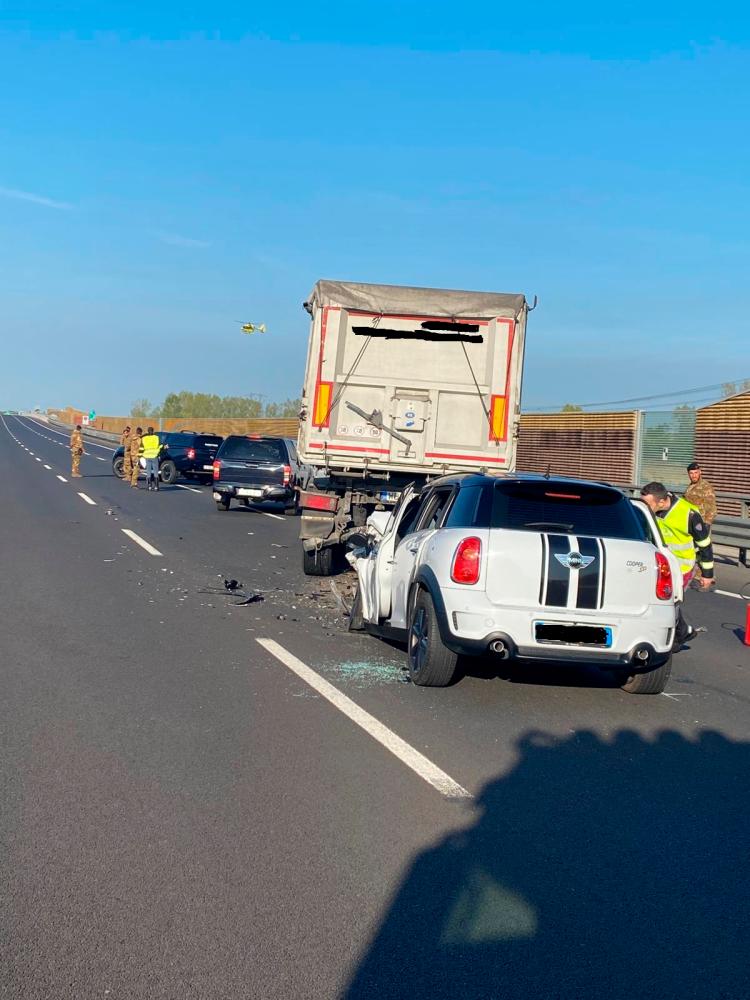Na prehitevalnem pasu avtomobil trčil v tovornjak