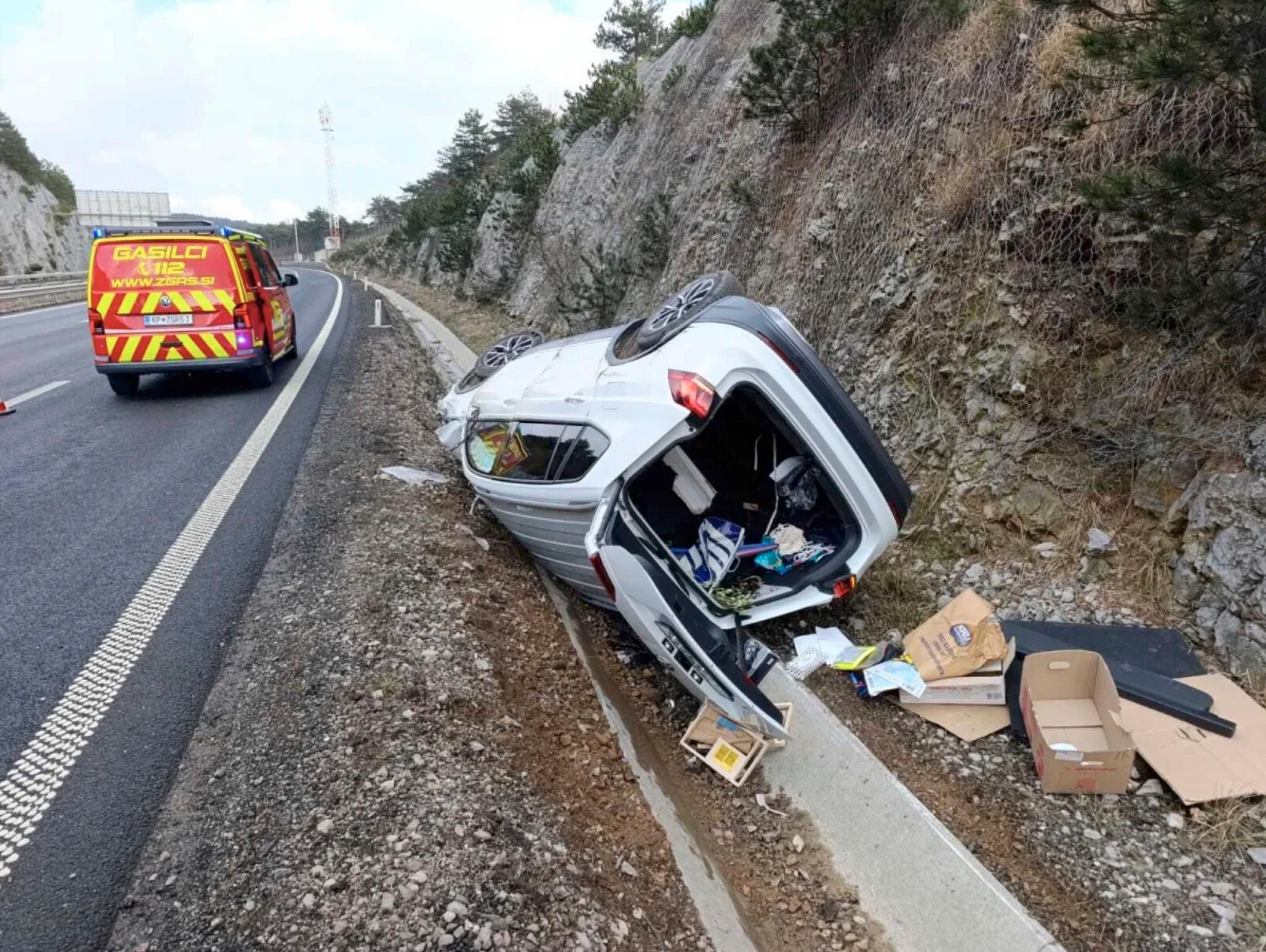 Na primorski avtocesti pristal na strehi v obcestnem jarku