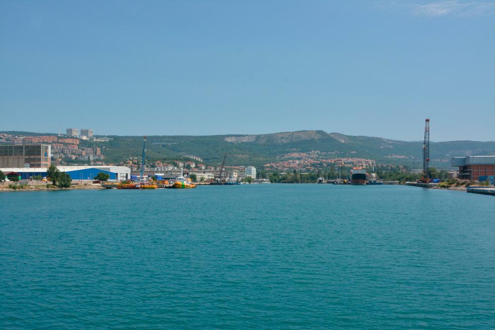 Pristaniški terminal za pretovor cementa spet operativen