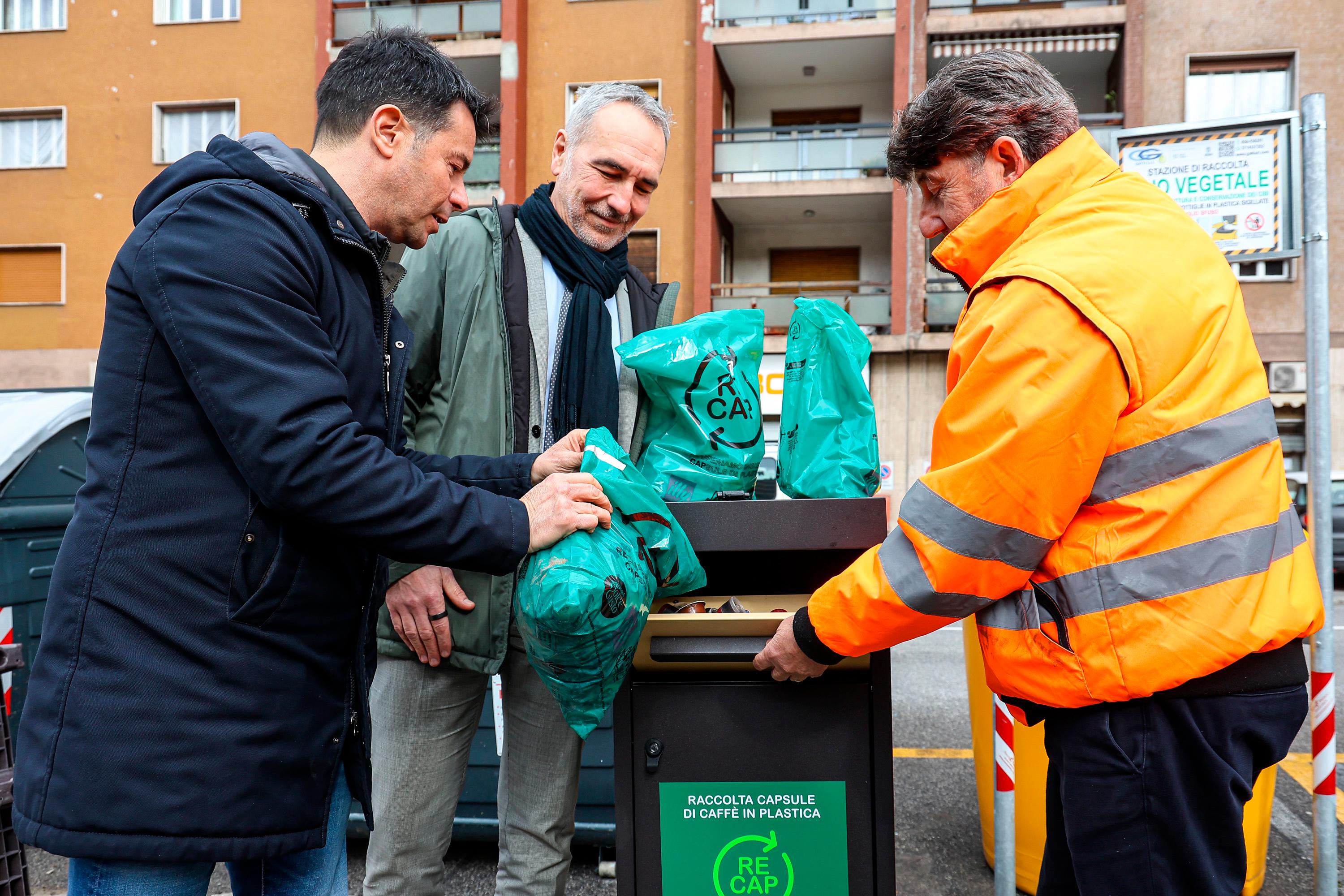 Novi zabojniki za zbiranje plastičnih kavnih kapsul
