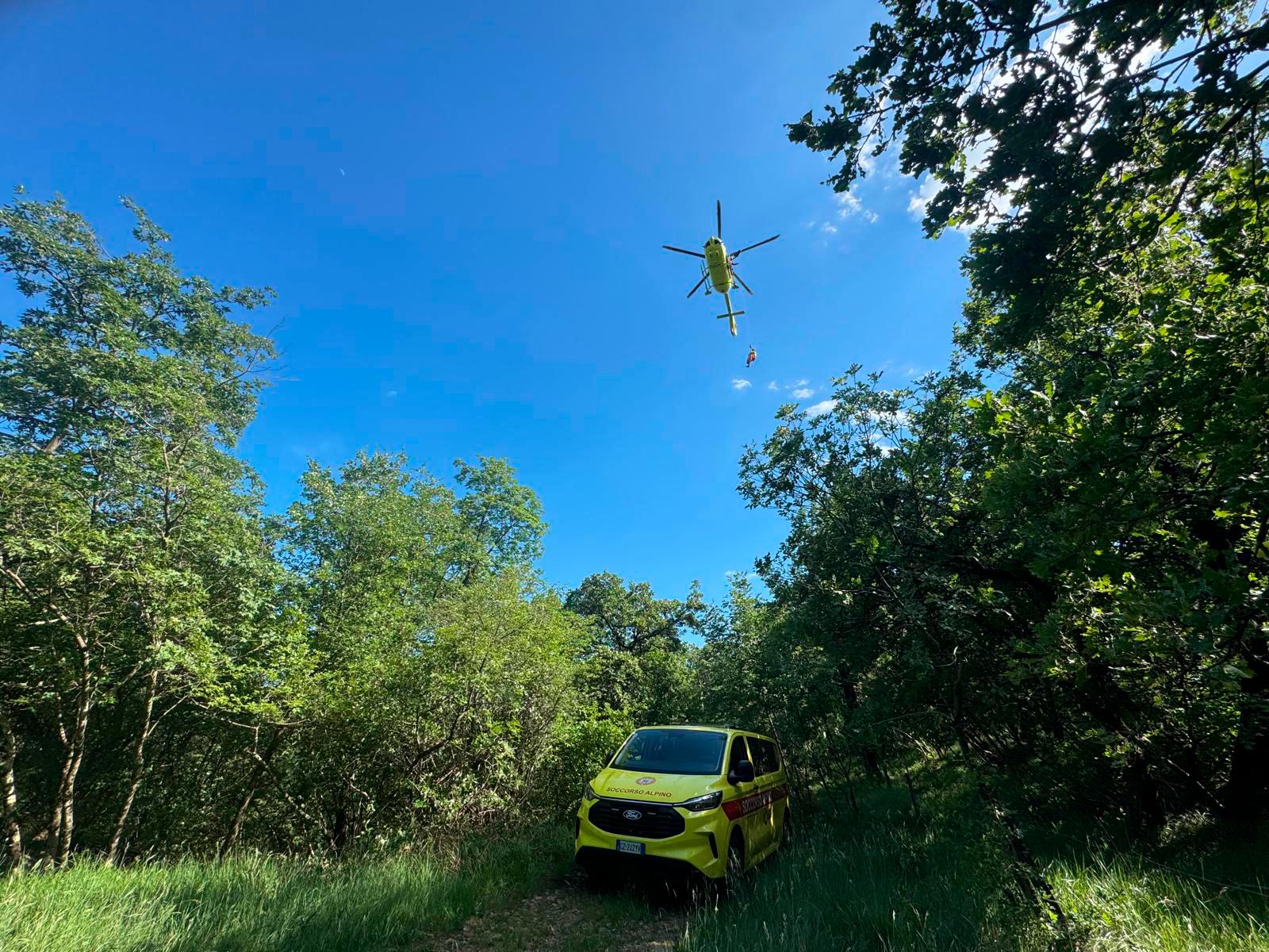 Pri Repnu s helikopterjem reševali poškodovanega kolesarja (VIDEO)
