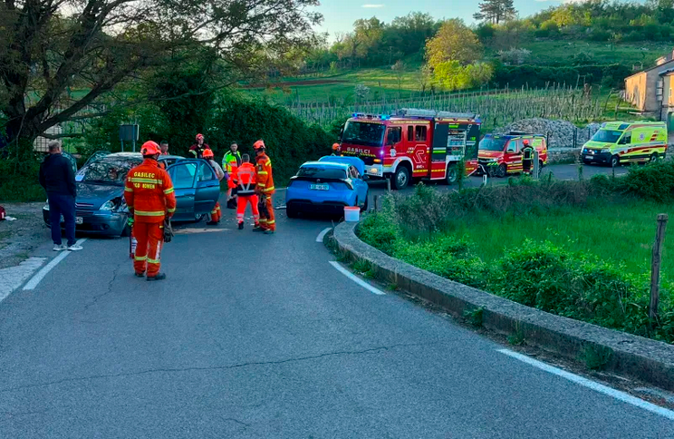 V čelnem trčenju sta se huje poškodovala potnika