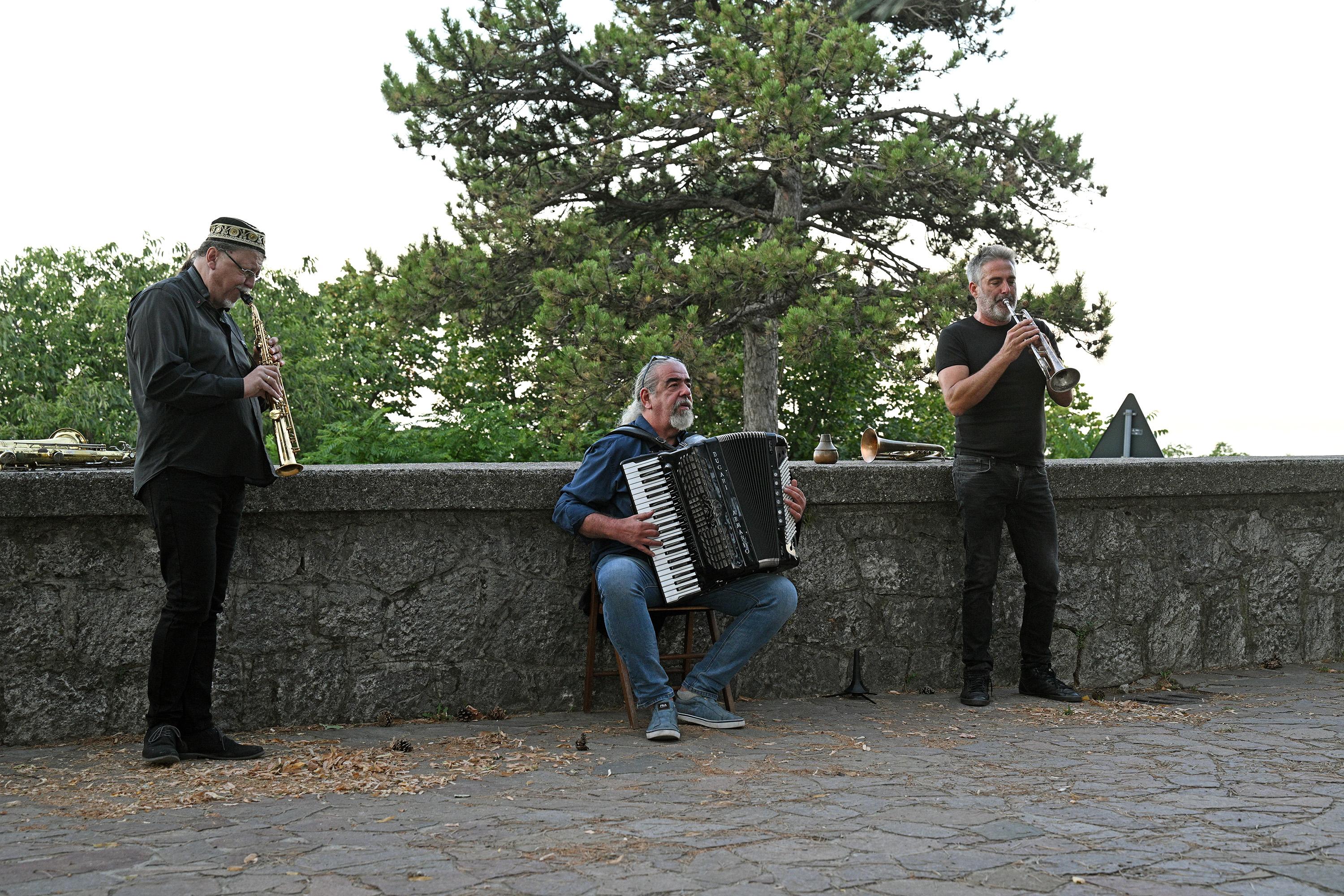 Trio Etnoploč z glasbo pozdravil nov dan