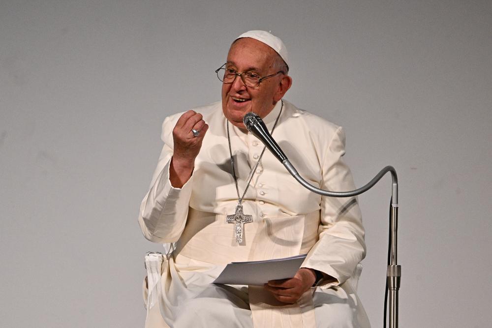 Fotoaparat papeža Frančiška prodali za 6,5 milijona evrov