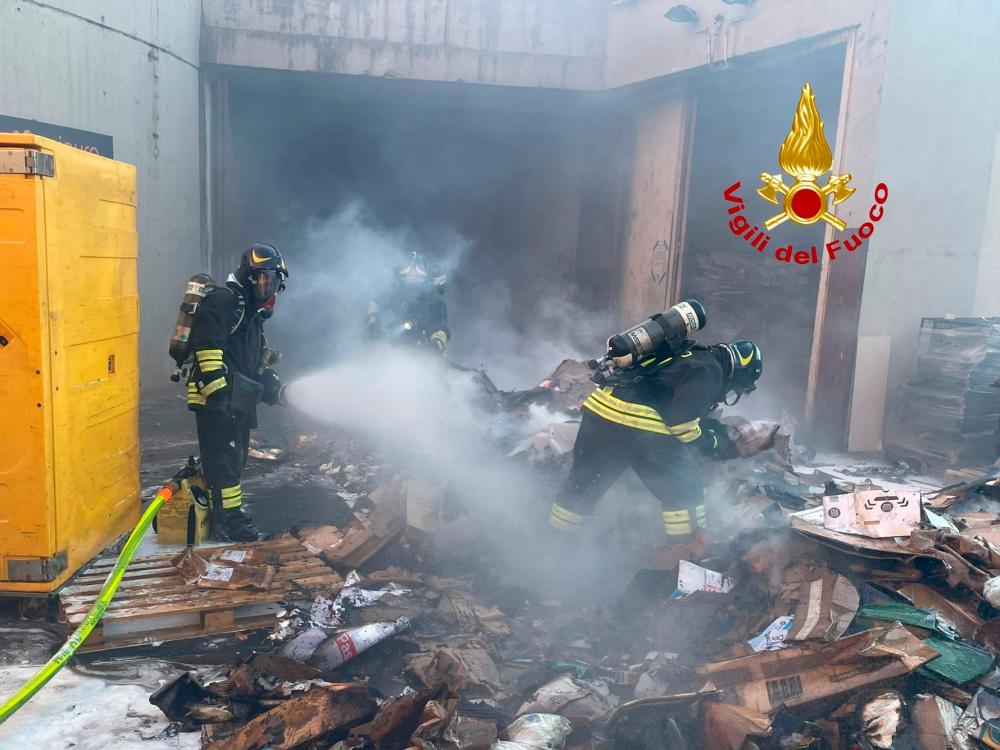 Zagorel stiskalni kontejner z odpadki