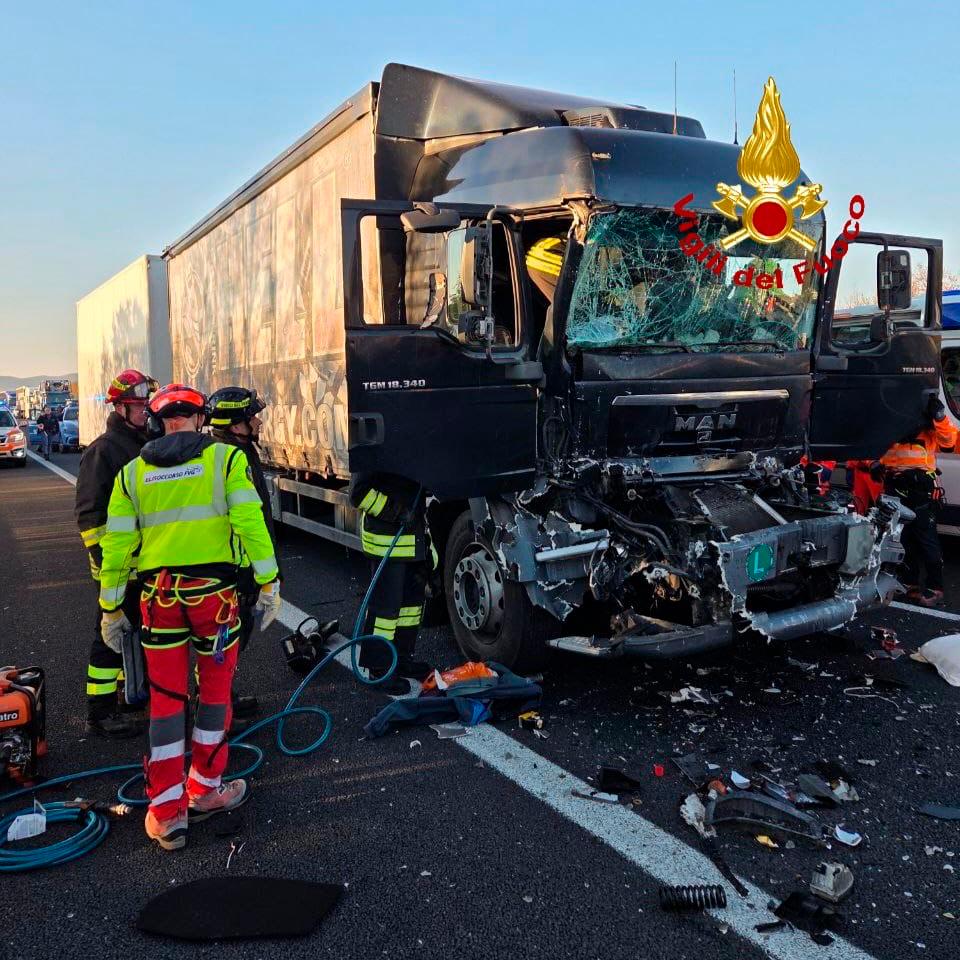 Na avtocestnem priključku pri Križu trčila tovornjaka