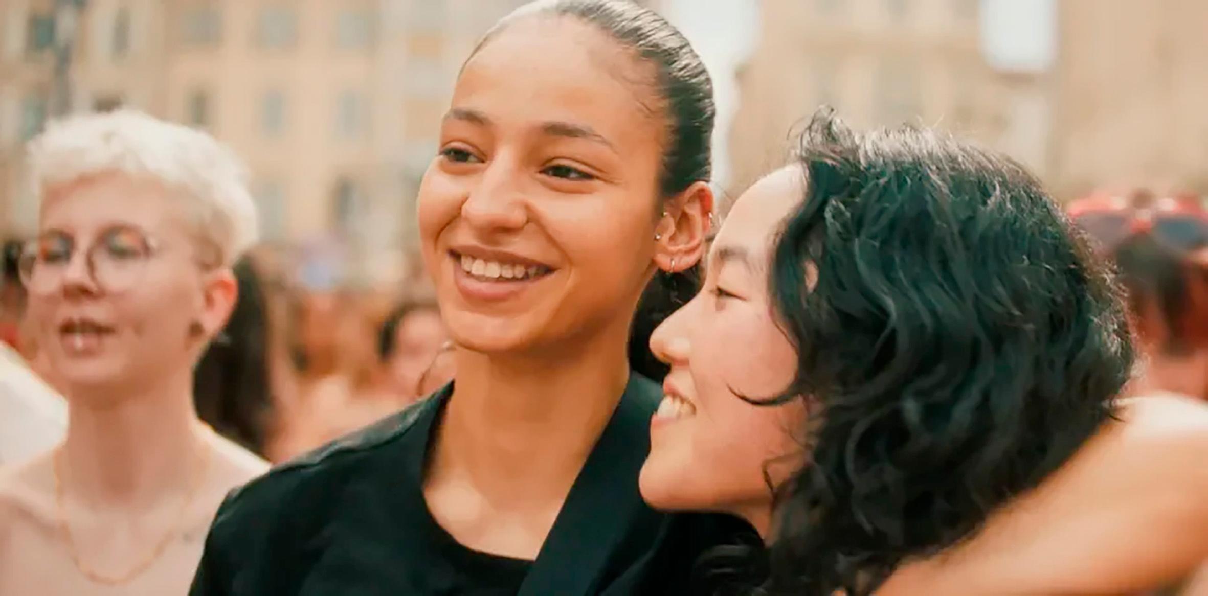 Dekle med svobodo in pripadnostjo