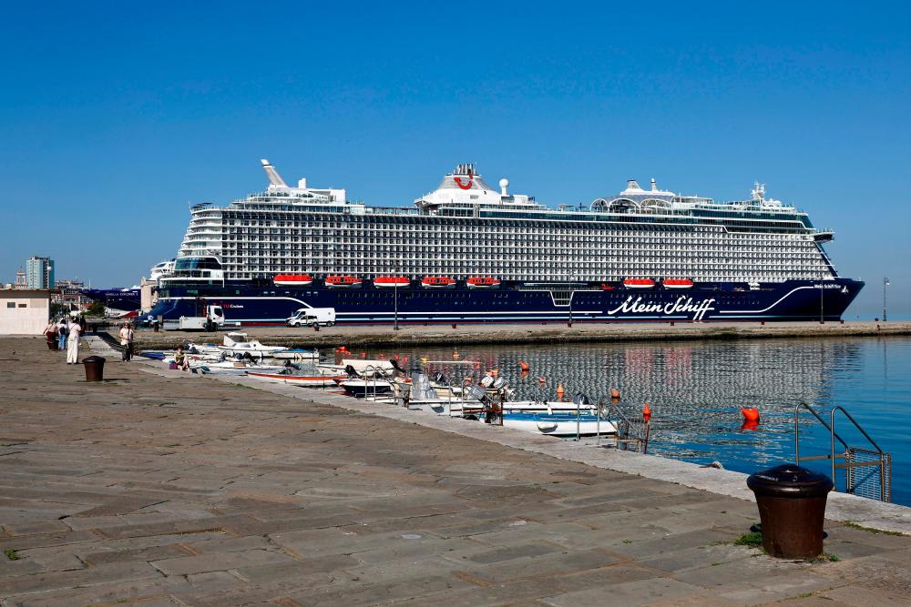 Ladjo Mein Schiff Flow bodo drevi na tržaškem nabrežju krstili z ognjemetom