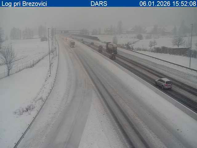 Po Sloveniji sneži, zastoji nastajajo tudi na avtocestah