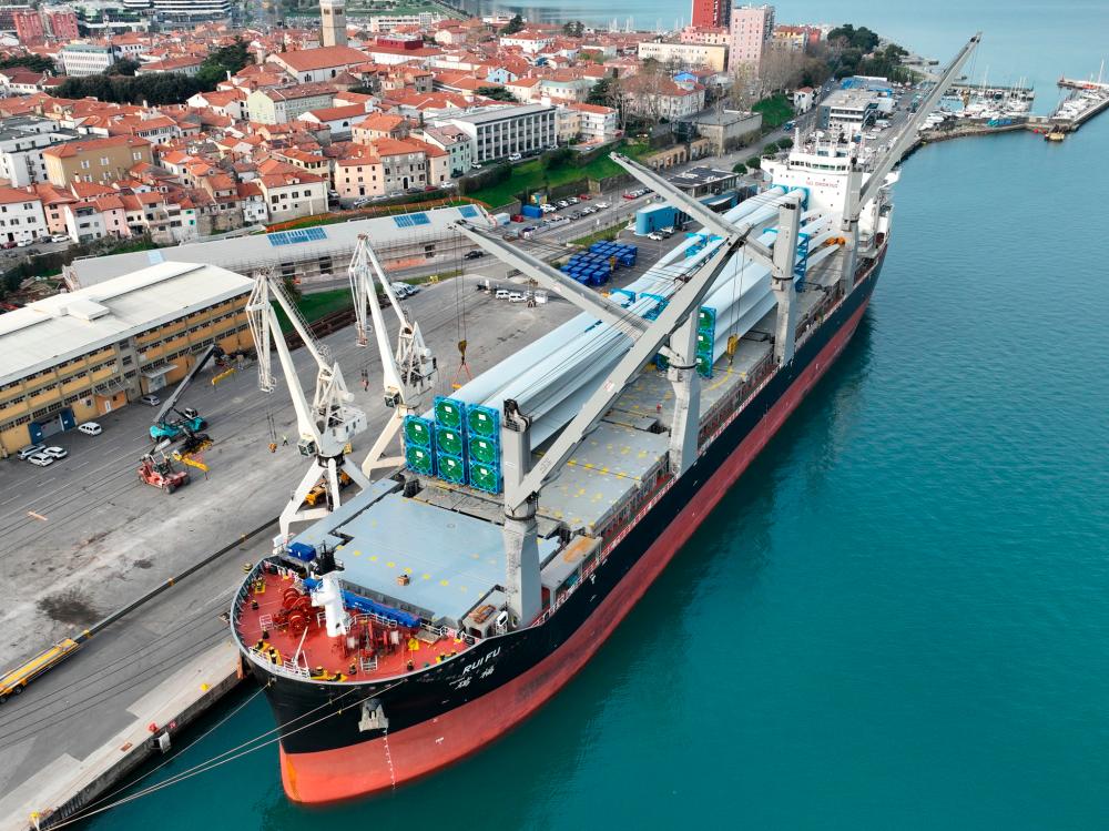 Iz Luke Koper drevi proti Avstriji izredni prevoz 87-metrskih elis za vetrnice