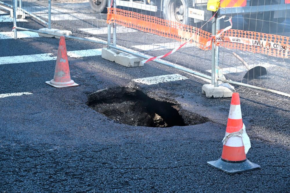 Na hitri cesti proti Sloveniji zaradi luknje na cestišču zaprli izvoz za Milje